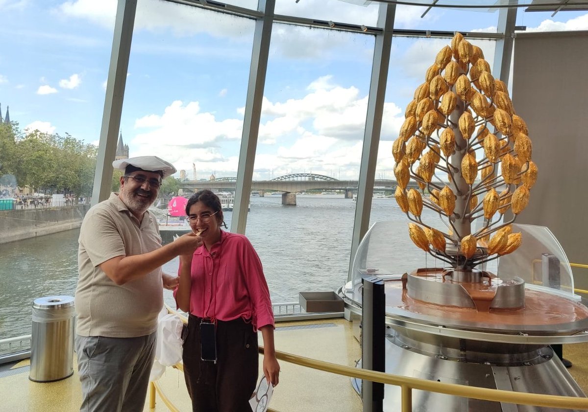 İnsanın evladı olunca ilk gittiği yer ya oyuncakcı yada çikolatacı olur bugün Düsseldorf ve kölnü gezdik köln çikolata müzesi kızımı ellerimle besliyorum. Almanya yarın son gün artık.