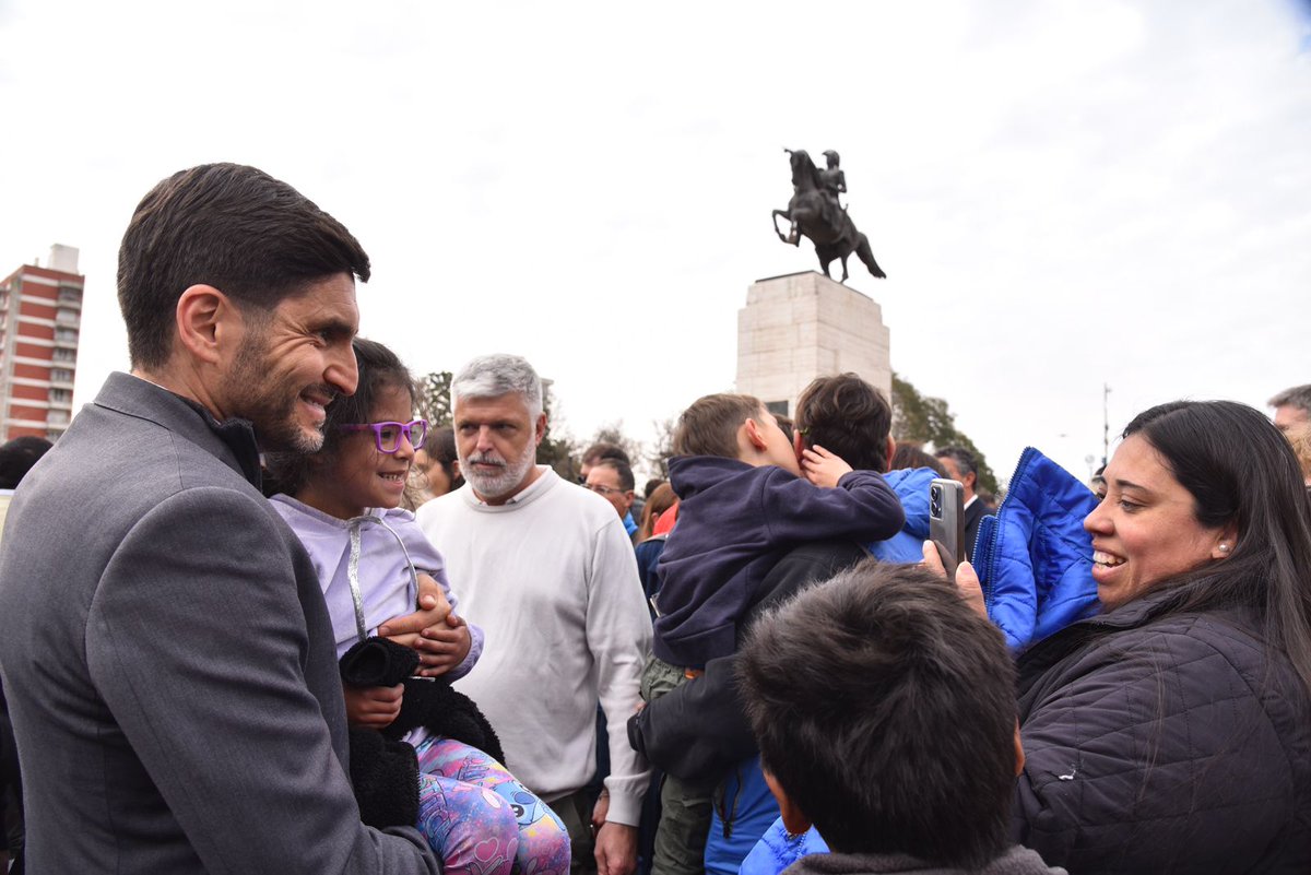 En #VenadoTuerto, rendimos homenaje al General José de San Martín, un líder que entendió que la libertad y la soberanía de nuestro pueblo eran indivisibles. Desde nuestra provincia Invencible, seguimos su legado, luchando por una República Argentina más justa, y con mayores