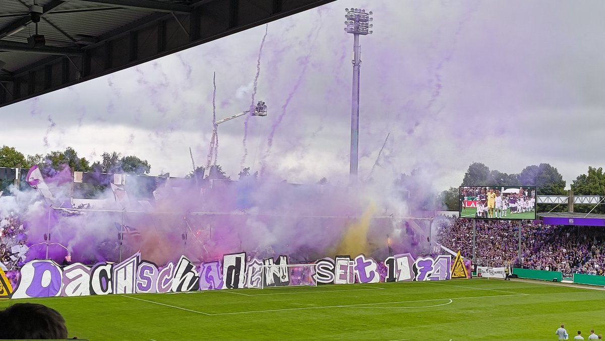 Stadium_Tr's tweet photo. 🟪 Le tifo du VfL Osnabruck contre Fribourg en DFB Pokal 🇩🇪
#OSNSCF (📸 @EinfachLeax) https://t.co/aLEP0QjKmy