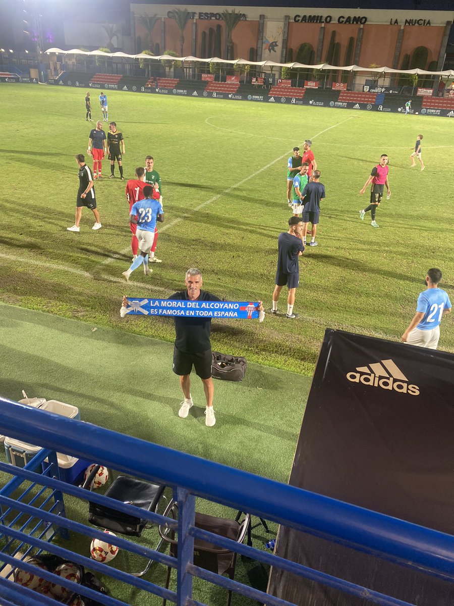 MI ENTRENADOR CON SU BUFANDA DE <a href="/LaMoralNoMorira/">La Moral No Morirá #SalvarAlcoyano</a>! Es el AÑO! 💙