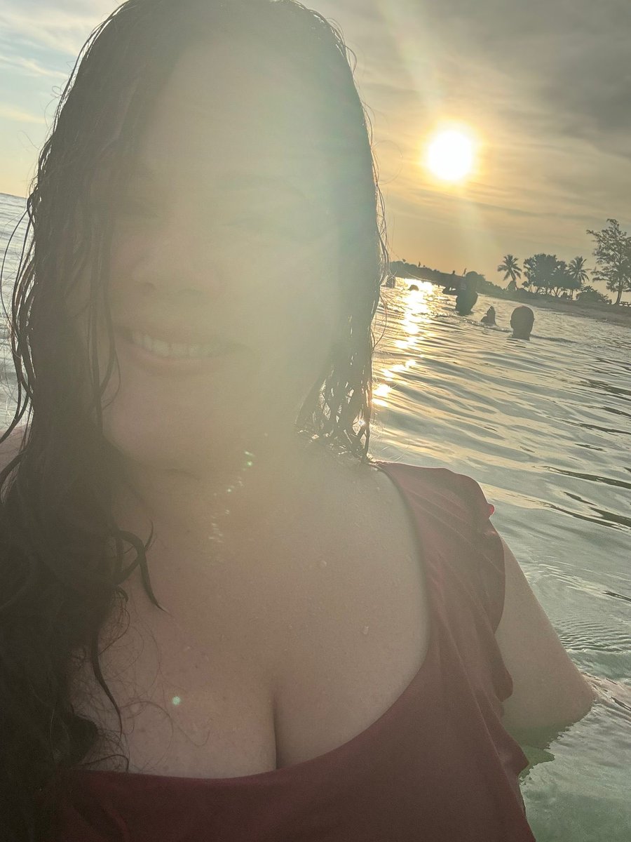 MoraimaRowey's tweet photo. El atardecer, el mar y yo…🌅🧡

#MoraimaRowey #CayoHueso #KeyWest #LosCayosFlorida #Vacation #FriendsTrip #Sunset #fortzacharytaylorbeach https://t.co/Lc1vW5Yrtx