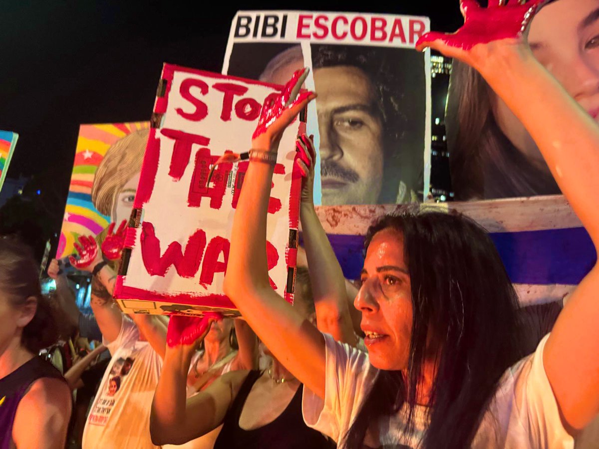 NTarnopolsky's tweet photo. 💥Tel Aviv, enveloped in desperation tonight. 
(Naama Zeevi Rivlin; Gill Beeri; Gilad Furst; Itay Ron.) https://t.co/b0untCZrQo