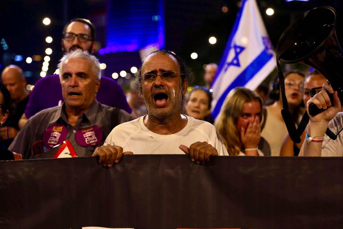 NTarnopolsky's tweet photo. 💥Tel Aviv, enveloped in desperation tonight. 
(Naama Zeevi Rivlin; Gill Beeri; Gilad Furst; Itay Ron.) https://t.co/b0untCZrQo