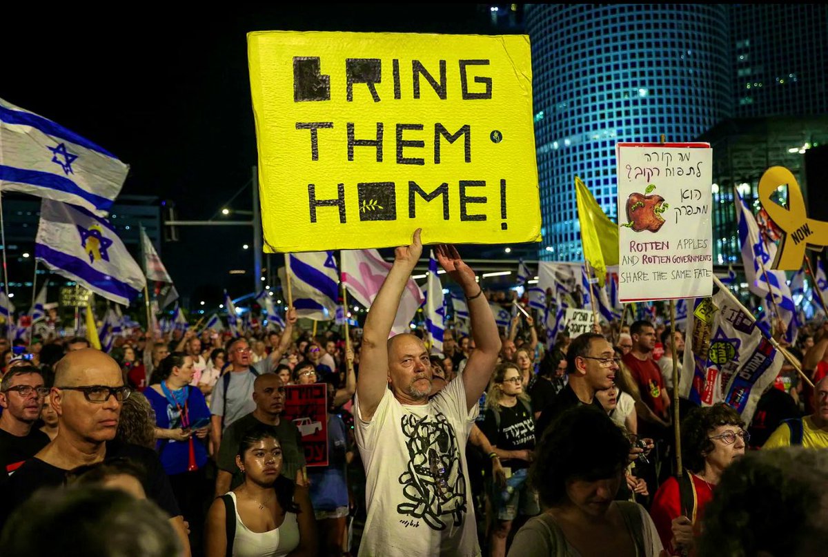 💥Tel Aviv, enveloped in desperation tonight. 
(Naama Zeevi Rivlin; Gill Beeri; Gilad Furst; Itay Ron.)