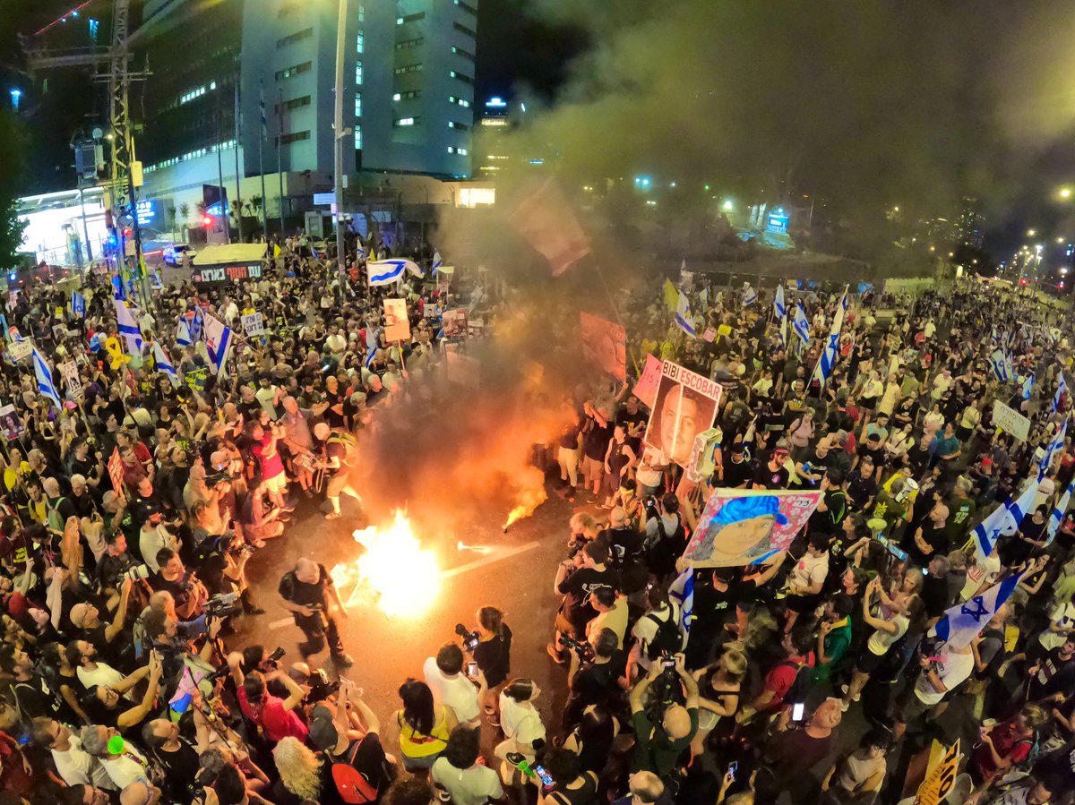 NTarnopolsky's tweet photo. 💥Tel Aviv, enveloped in desperation tonight. 
(Naama Zeevi Rivlin; Gill Beeri; Gilad Furst; Itay Ron.) https://t.co/b0untCZrQo