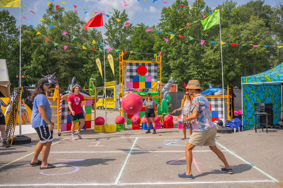 phishmondegreen's tweet photo. Squarely to Havefun is an improvisational, hyper FOUR-SQUARE tournament, open to all ages and abilities, concluding in a trophy ceremony every evening. Right next to Taste the Beer. Every player gets a prize! Today until 4:30PM and tomorrow. https://t.co/lgHOuNrqNt
