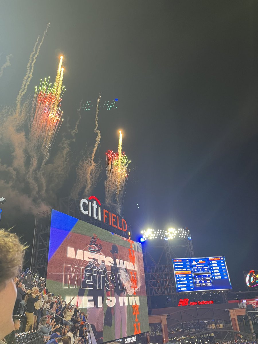 erniechases's tweet image. Watching the post game OMG Flash concert!!!!  #metspregame