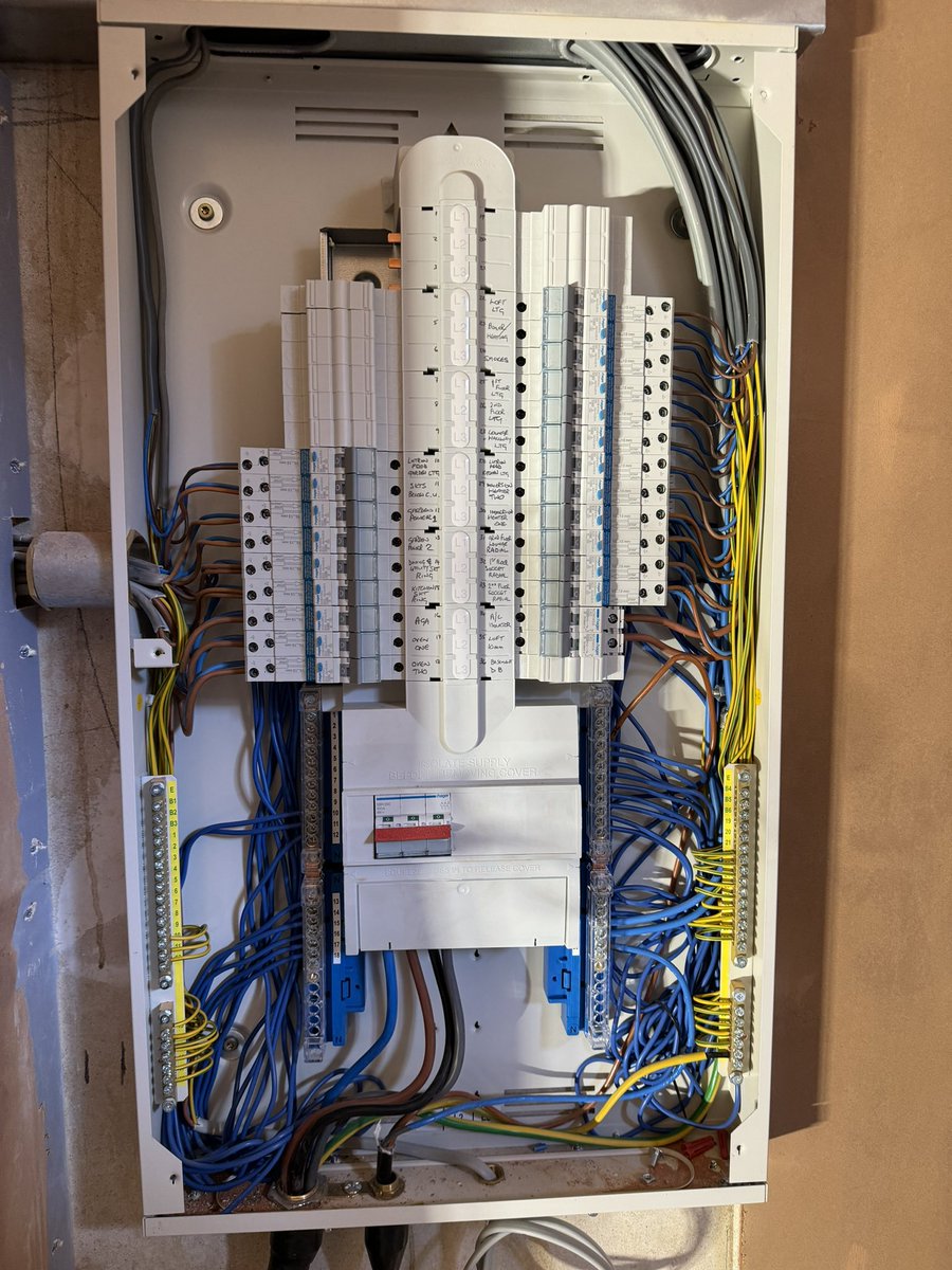 matrixgully's tweet photo. #hagergang @hageruk  Domestic 3phase installation https://t.co/p8kcVOH4P1