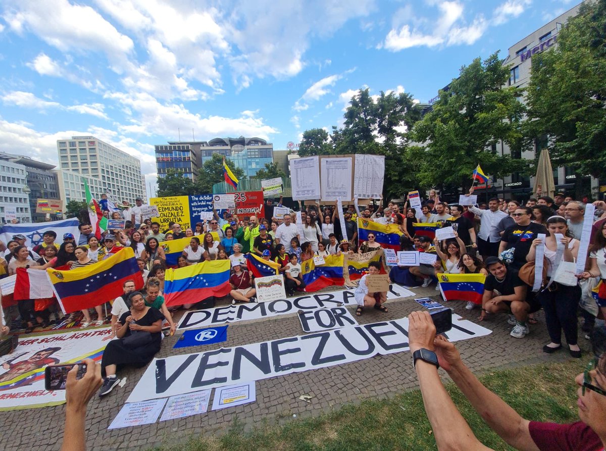 UHN_Plus's tweet photo. 🇻🇪🇩🇪 | 📍 Berlín, capital de Alemania. https://t.co/iZGPYLfPzS