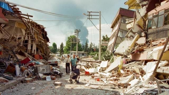aedemdemir's tweet photo. 17 Ağustos 1999 Marmara Depremi’nde hayatını kaybeden kardeşlerimize Allah’tan rahmet diliyor, bu büyük acının yıl dönümünde yakınlarını kaybeden vatandaşlarımızı saygı ile anıyorum.

#Deprem
#MarmaraDepremi
#17Ağustos1999 https://t.co/7IFa7O2GSo