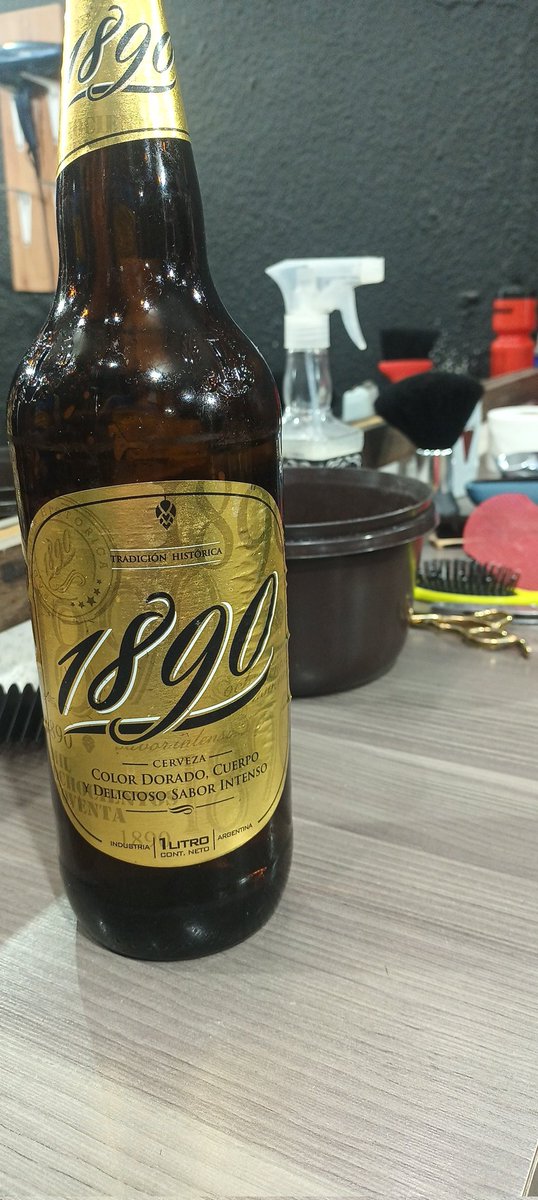 ToleNahu's tweet photo. Me la cobraron $1900, si se le ocurría cobrarla $1890 era una genialidad del Marketing y le compraba 2!! 🍻🍻 https://t.co/u5IwLPka12