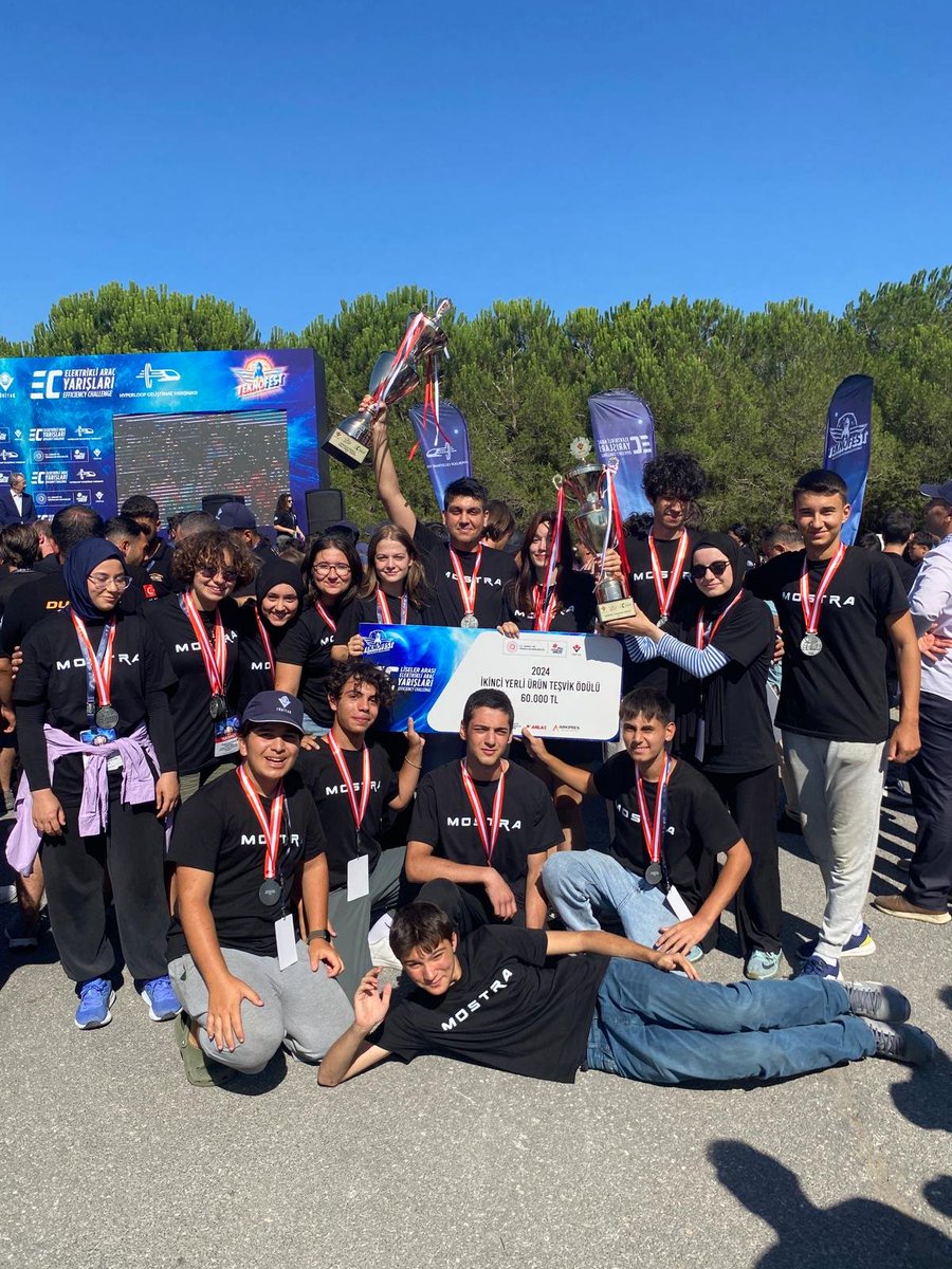 ZburnuBilsem's tweet photo. TEKNOFEST Liseler Arası Efficiency Challenge Elektrikli Araç Yarışlarında İstanbul İl Milli Eğitim Müdürlüğü,İTÜ ve Uyumsoft işbirliği ile Öğrenci Yetiştirme Programı kapsamında kurulan Zeytinburnu Bilsem  MOSTRA takımımız Görsel Tasarım ve Yerlilik olarak iki ayrı kupanın aldı. https://t.co/XEhYPzBTOb