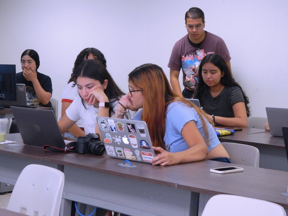 ClubesCienciaMx's tweet photo. Recuerdos científicos en #Ensenada 🤞🌟
Compartimos algunas de nuestras imágenes favoritas de Sede Ensenada 🌴💙 ¡Gracias por estas semanas llenas de conocimiento! #CdeCMx
#Ciencia #STEMAmericas #nonprofit https://t.co/rSTlv0los1