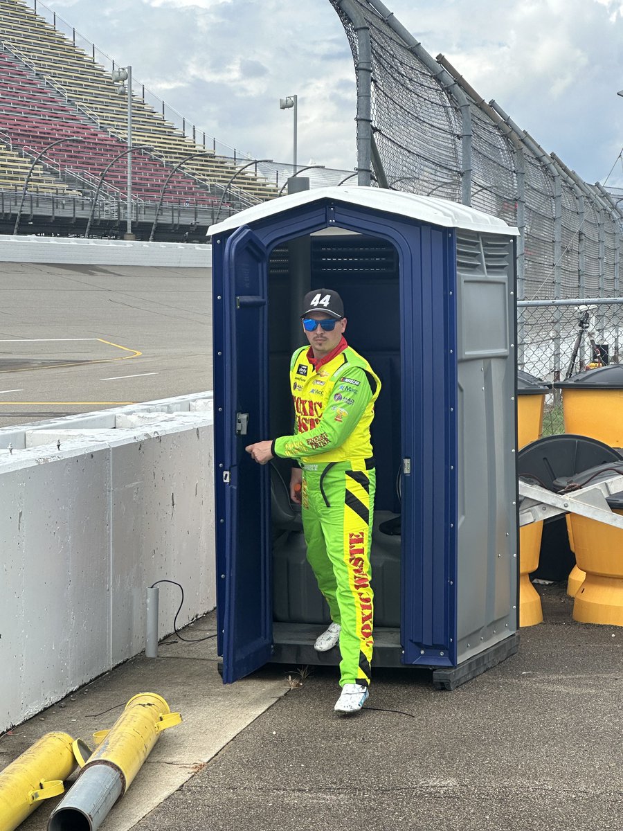 ryanpistana's tweet image. Talk about Toxic Waste