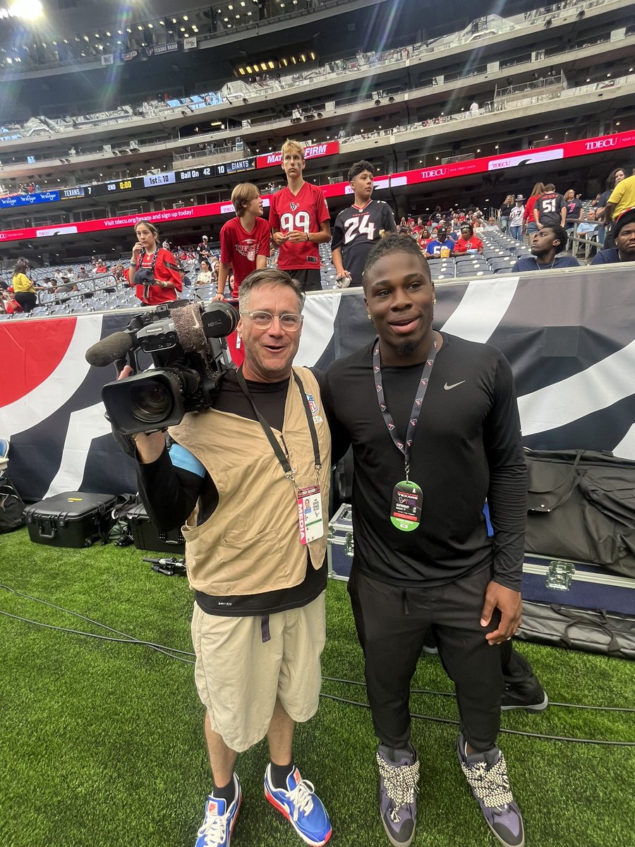 LaTishaStaten9's tweet image. What a pleasure to see the GREAT Mr. Joe Gleason! The best sports reporter hands down. #TexasSports @RJStaten8 @joeagleason