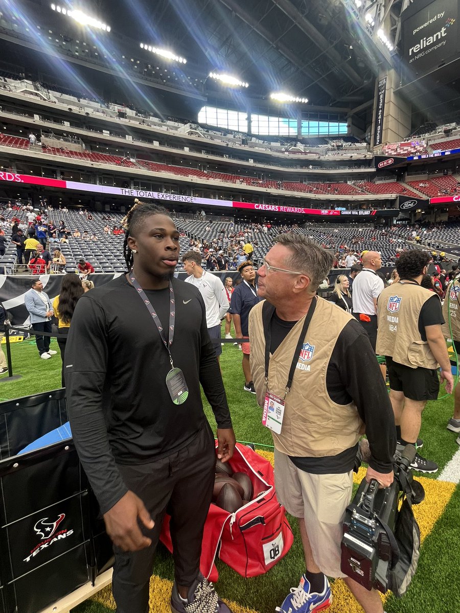 LaTishaStaten9's tweet image. What a pleasure to see the GREAT Mr. Joe Gleason! The best sports reporter hands down. #TexasSports @RJStaten8 @joeagleason