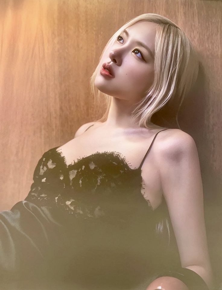 rshourly's tweet photo. #로제 #ROSÉ https://t.co/tkIoGNgVeW
