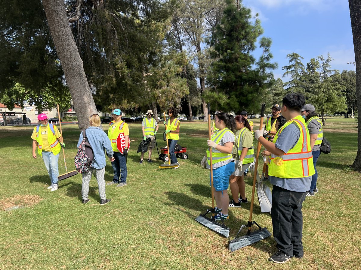Reseda_NC's tweet photo. We spent the morning with Streets Are For Everyone (SAFE) working in teams to cleanup Reseda Blvd’s bike lanes, sidewalks, and median between Victory Blvd and Vanowen Ave. https://t.co/8yVpGS4HXK