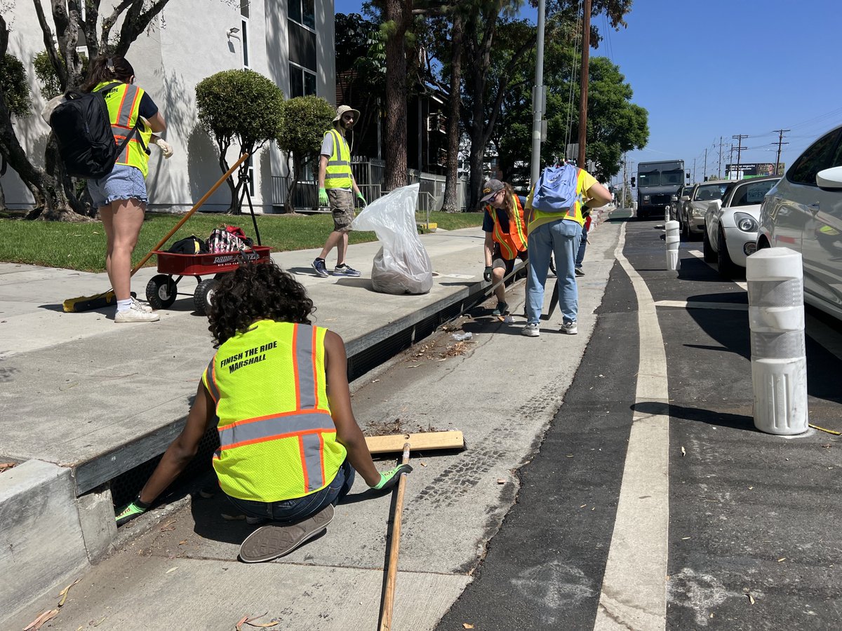 Reseda_NC's tweet photo. We spent the morning with Streets Are For Everyone (SAFE) working in teams to cleanup Reseda Blvd’s bike lanes, sidewalks, and median between Victory Blvd and Vanowen Ave. https://t.co/8yVpGS4HXK