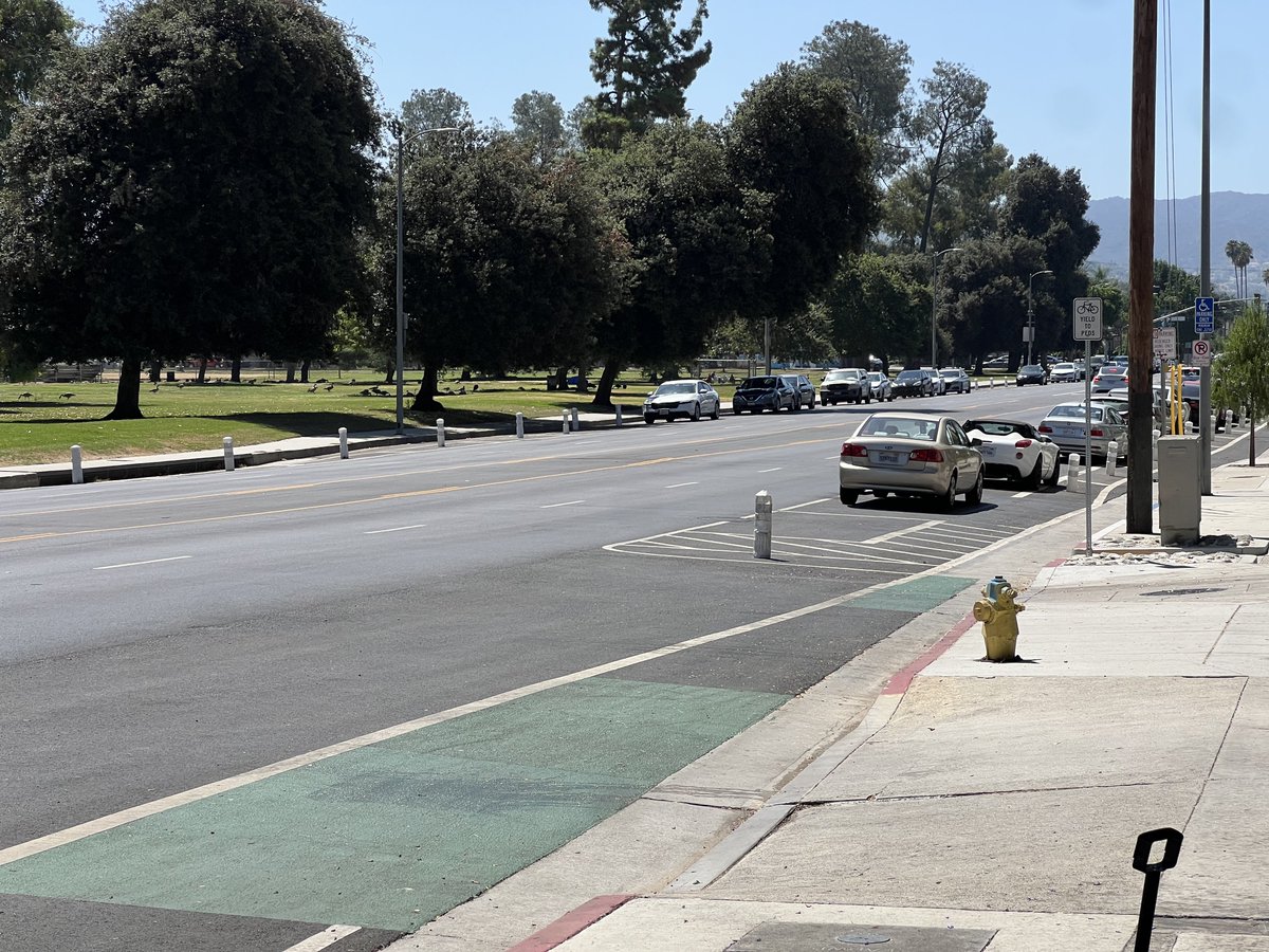 Reseda_NC's tweet photo. Many people avoid using bike lanes when they are littered. Our goal with this cleanup was to enhance the cleanliness, safety, and overall experience for cyclists, pedestrians, and other road users.

Thank you to @StreetsR4Every1 for organizing this and to everyone who joined us! https://t.co/L4xiNK7vbE