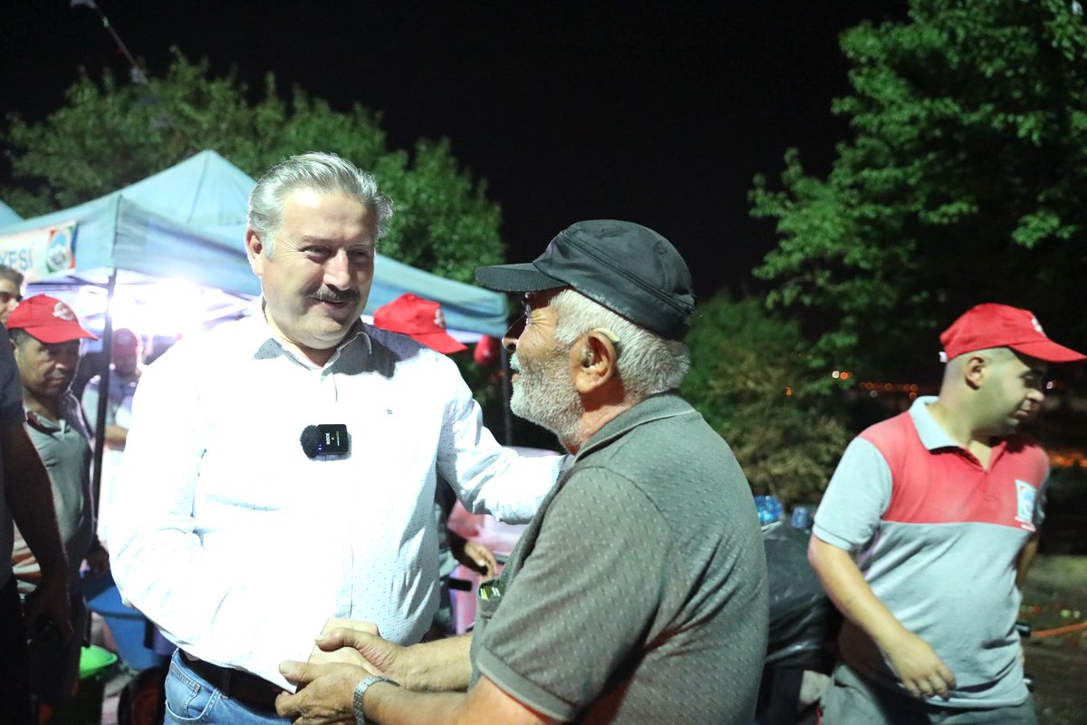 DrPalancioglu's tweet photo. Bu akşam vatandaşlarımızın  salça keyfine bizler de ortak olduk. 🍅🥫

Belsin Kocatepe Mahallesi’nde Melikgazi Belediyemiz tarafından hazırlanan salça kaynatma alanımızda sohbet, muhabbet, neşe içerisinde salçasını kaynatan vatandaşlarımızı ziyaret ettik.

Bu denli memnuniyetle karşılanmak bizleri mutlu etti. ☺
Cenab-ı Allah ağız tadıyla salçalarını yemeyi nasip etsin.

“Salça Günleri”miz tüm hızıyla devam edecek!

Rezervasyon: 0501 387 25 22

Belsin: 09-18 Ağustos
Eskişehir Bağları: 19-25 Ağustos
Mimar Sinan Evliyalar Parkı: 26 Ağustos-08 Eylül