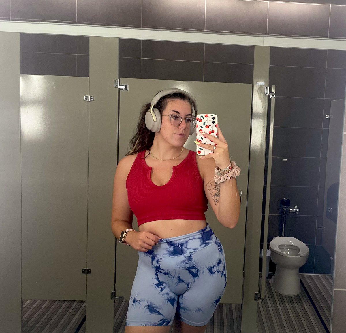diamondanii's tweet photo. me + the toilet in the gym i'd shove your head down into after My sweaty arm workout.

P.S. shorts look familiar? 🤔👀 https://t.co/C4Ab5nhUGI
