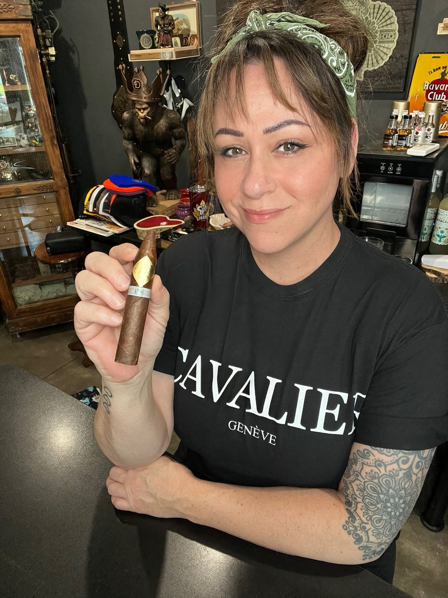 Jessicamb1978's tweet photo. “The Golden Rule: He who has the gold makes the rules.”
#smōkegoldstaygold🔶 @cavalier_cigars https://t.co/k690WxgHdh
