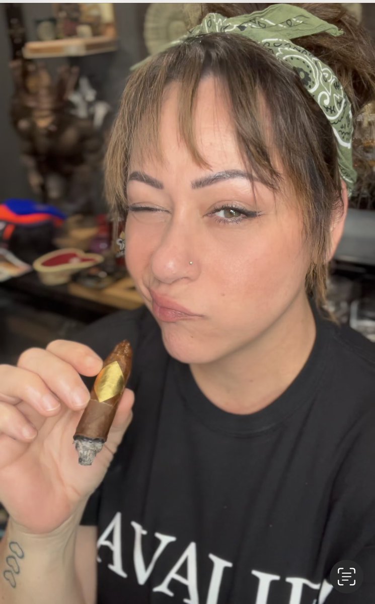 Jessicamb1978's tweet photo. “The Golden Rule: He who has the gold makes the rules.”
#smōkegoldstaygold🔶 @cavalier_cigars https://t.co/k690WxgHdh