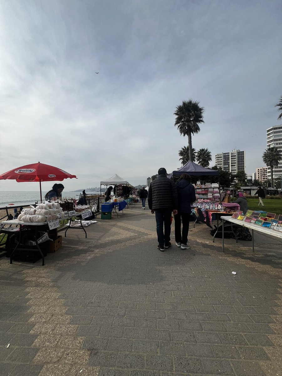 El desastre de <a href="/vinadelmar/">Municipio de Viña del Mar</a> con una invasión del espacio público . Paseo marítimo invisible 🫥 el comercio ambulante, el alcohol, la
Comida ilegal. ¡Qué tristeza! Imposible reactivar el turismo así.