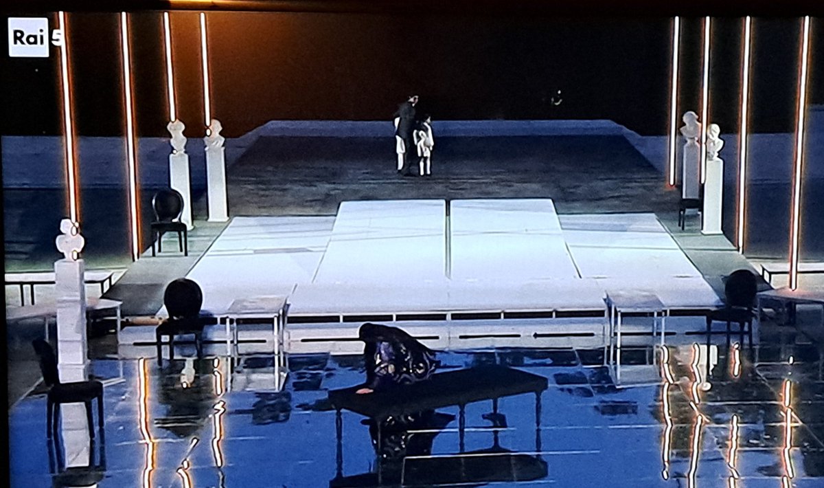 Non ora per la prima volta penso che la vita umana sia solamente ombra; senza timore posso dire che gli uomini che si credono sapienti ed esperti di parole meritano la più grave accusa di follia. Nessuno dei mortali è felice...
Medea di Euripide 
<a href="/raicinque/">Rai5</a>