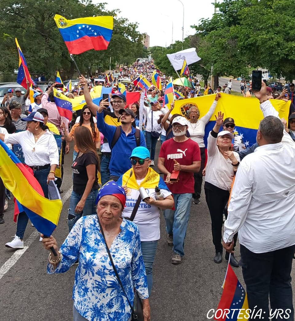#17Ago | CD. GUAYANA, se desbordó en la calle

Bolívar fue un ÉXITO la Gran Protesta Mundial por la Verdad

Av. Las Américas, a la altura de la Redoma CHILEMEX, fue un Desborde de Alegría, Aire de Libertad y Democracia

<a href="/EdmundoGU/">Edmundo González</a>
<a href="/MariaCorinaYA/">María Corina Machado</a>