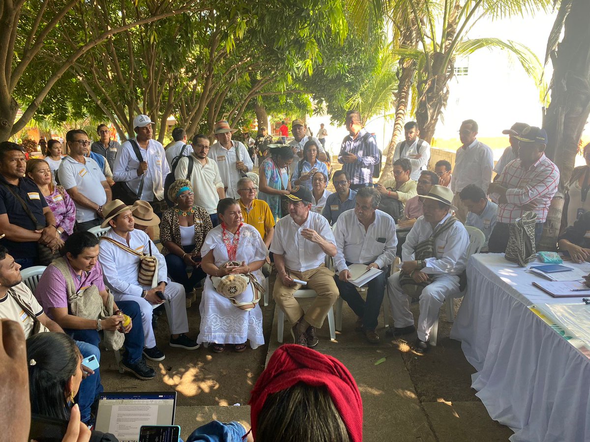 RenovacionCo's tweet photo. #GobiernoDelCambio le cumple a la comunidades. En Valledupar firmamos el acta de inicio de un proyecto avicola de seguridad alimentaria  con el consejo comunitario Jacobo Perez Escobar de Aracataca por más de mil 400 millones de pesos. "En lugar de contratar grandes implematdores como antes, estamos contratando con las comunidades y con las comunidades vamos a terminar estas obras" @Rauldelgado58