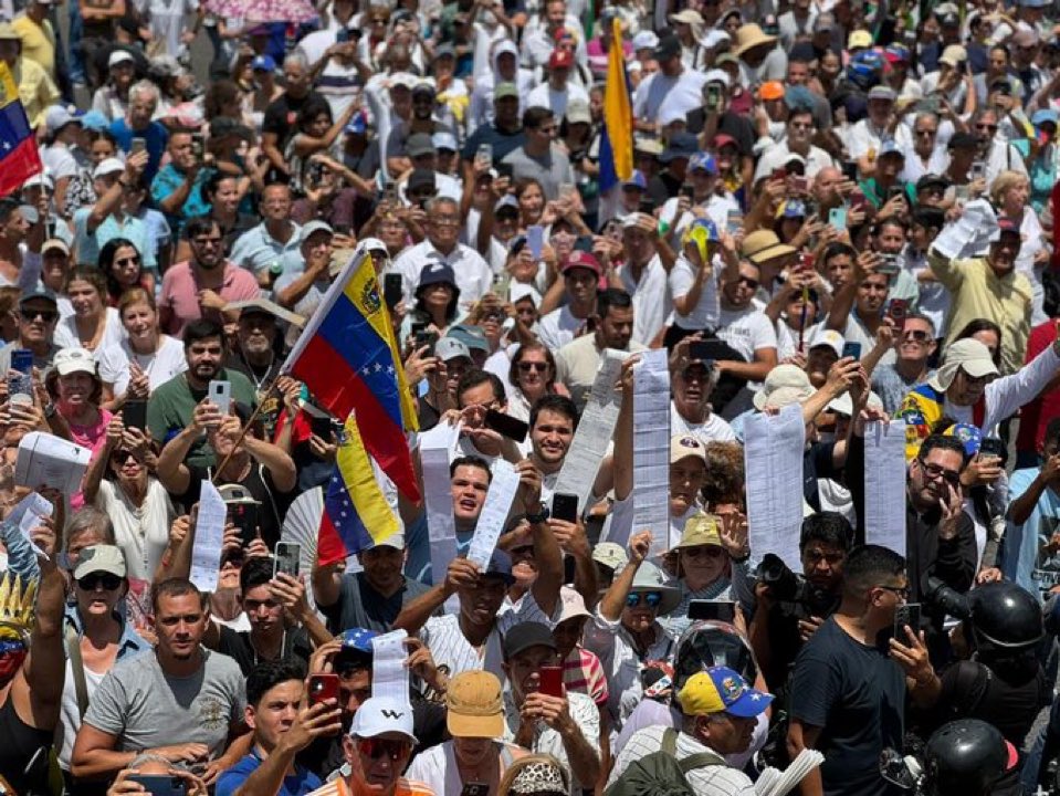 MovLiberalNic's tweet photo. #17Ag Miles y miles de venezolanos acompañados por la líder opositora María Corina Machado, protestan contra el fraude electoral (golpe de estado) que ha ejecutado el régimen de Nicolás Maduro contra el Presidente electo Edmundo González Urrutia 
#LibertadVenezuela 🇻🇪 @ReporteNi https://t.co/4DW75Y25lQ