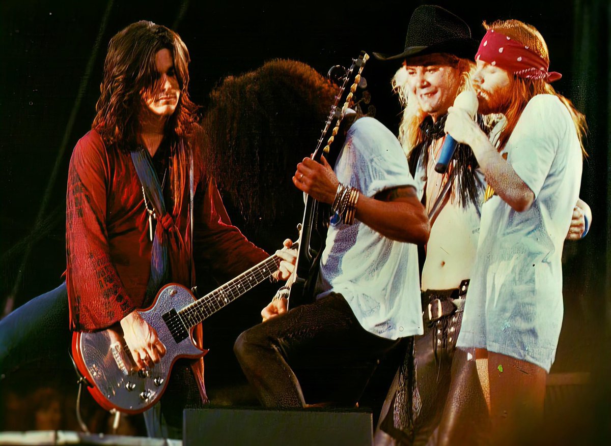 xeneizeSF805's tweet photo. Happy Birthday Gilby Clarke 🥳🎉 @gilbyclarke 

 📷 crédito do dono  
(Wembley Stadium, Londres, Inglaterra 13/6/1992) https://t.co/yZmiRBfiHG