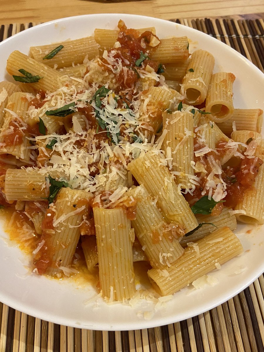 rangosdalilo's tweet image. 📍Em casa.      17.08.2024
Um pouco de salada um pouco de massa