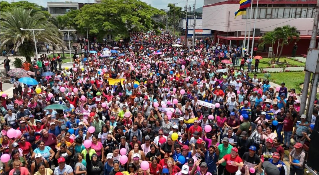 #ULTIMAHORA
En unidad revolucionaria
como nos enseñó el Cmdte Chávez, la Militancia Revolucionaria del municipio Piar, junto a la alcaldesa Yulisbeth García, salió a la calle para levantar su voz por La Paz de Venezuela y en respaldo al Pdte
<a href="/NicolasMaduro/">Nicolás Maduro</a> contra las injerencias