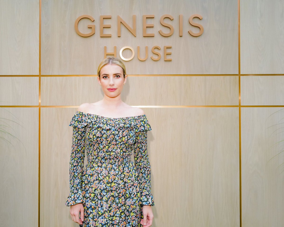 fabulous_emma's tweet photo. Emma attended a dinner party yesterday (August 16) for Genesis House x Marc Hom Re-Framed in Water Mill, New York. #emmaroberts #actress #producer #mom #beauty #fashion #style #styleinspo #genesishousenyc #marchom #reframed #hamptonslife https://t.co/9znDuxuma8