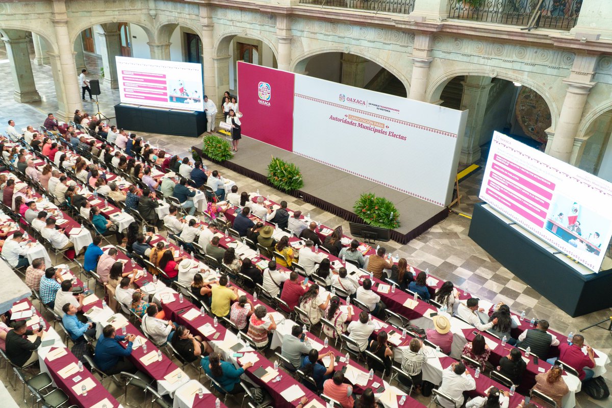 Yes_Nolasco's tweet photo. Capacitamos a autoridades municipales electas en Palacio de Gobierno. Acreditación, concertación, conflictos y proyectos estratégicos. Estoy convencida de que liderarán con éxito y generarán impacto positivo. #SEGO #SSFM https://t.co/bSaVVpOKmn