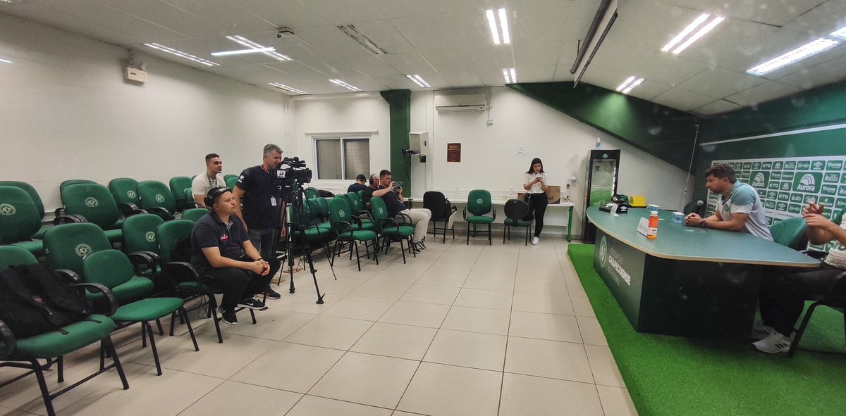 Mateus Montemezzo (@montemezzoreal) on Twitter photo Coletiva do técnico Tcheco, absolutamente sozinho na sala de imprensa da Arena Condá. Estamos ao vivo comentando o fiasco da Chape contra o Guarani (<a href="/CanalMaisSports/">Mais Sports</a>). Coletiva do técnico Tcheco, absolutamente sozinho na sala de imprensa da Arena Condá. Estamos ao vivo comentando o fiasco da Chape contra o Guarani (<a href="/CanalMaisSports/">Mais Sports</a>).