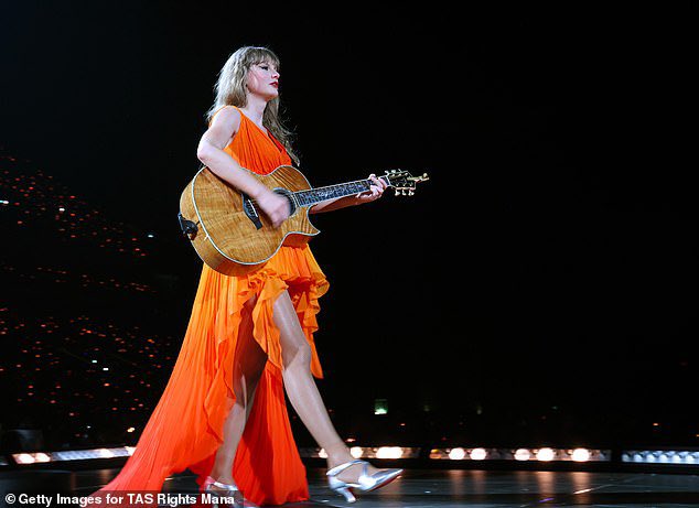 TSTheErasTour's tweet photo. 🚨| Taylor Swift performed a song From Reputation  of "I Did something bad” for the first time ever for the six night of #LondonTSTheErasTour  #TSTheErasTour #TaylorSwift

📸: @GettyVIP / TAS Rights Management https://t.co/Q2GkLyhc33