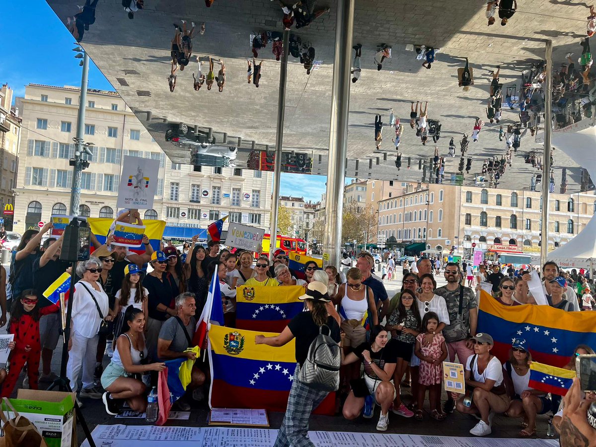 carmela65's tweet photo. Marseille. 17 août, les vénézuéliens manifestent pour demander que la volonté du peuple soit respectée. #venezuelalibre https://t.co/gzJRfDIhXo