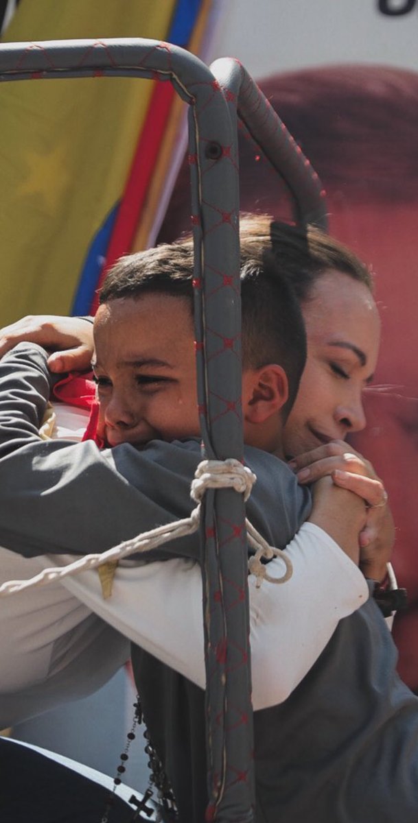 MaiahOcando's tweet photo. El dolor y la esperanza. 💛💙💔 https://t.co/IcLuiwPgmP