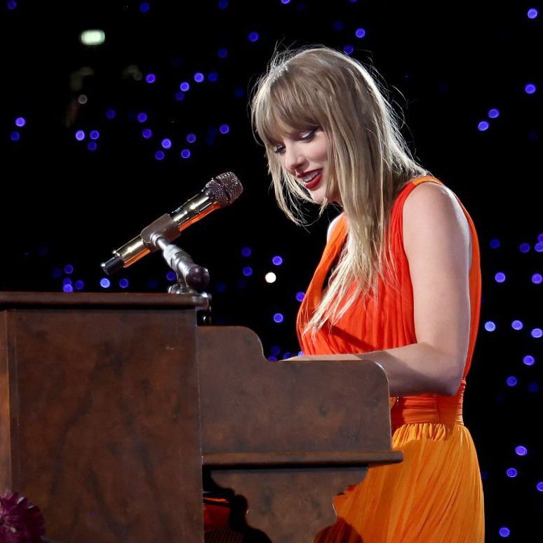 tswifterastour's tweet photo. 🚨| TAYLOR SWIFT PERFORMS A MASHUP OF "My Boy Only Breaks His Favorite Toys" and "coney island" FOR THE ERAS TOUR IN LONDON! #LondonTSTheErasTour https://t.co/8OBe33rkRE