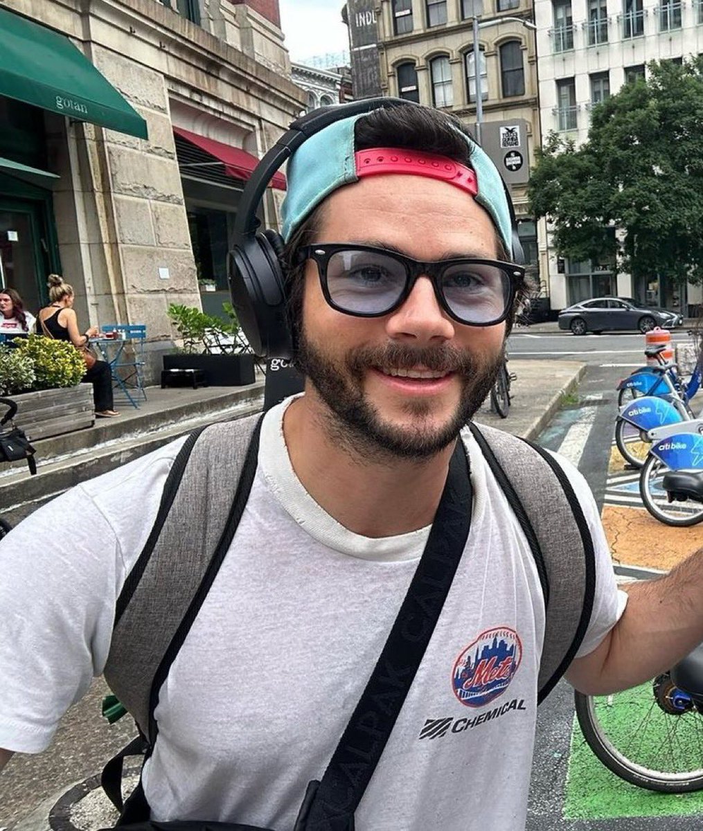 oldhartralston's tweet photo. WAKE UP BABE NEW PIC OF DYLAN OBRIEN IN GLASSES JUST DROPPED https://t.co/gRGhCxWOG4