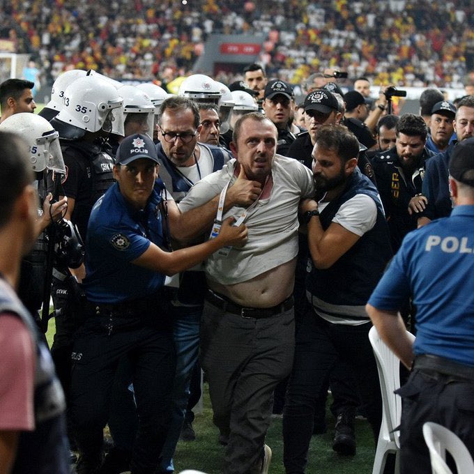 senerhkn's tweet photo. Ali Koç’u madara eden öz abim derhal İzmir’e heykeli dikilmeli  #ProvokatörYalıÇocuğu https://t.co/WMghXlUPEM