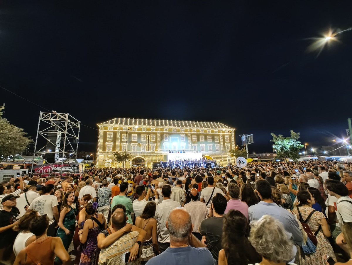ServIlseMalaga's tweet photo. #DiarioDeEventosEnLse
Comienza la @feria_malaga 2024!
Y qué mejor manera que con un pregón accesible en LSE para no dejar atrás a las personas sordas de @malaga y visitantes. ¡Viva la Feria de Málaga!
Juan Gómez, @El_Kanka, Pregonero de Lujo de la #FeriadeMálaga2024 https://t.co/RJBGiQ2Kvb