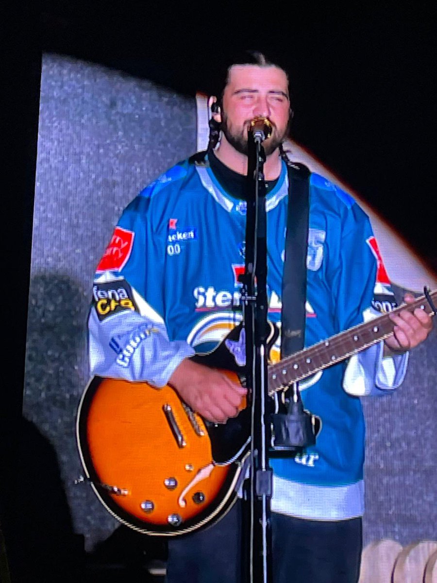 BelfastGiants's tweet image. It’s (hockey) stick season in Belfast tonight.

Welcome to the Teal Army, @NoahKahan. 🤝

#WeAreGiants #Giants25