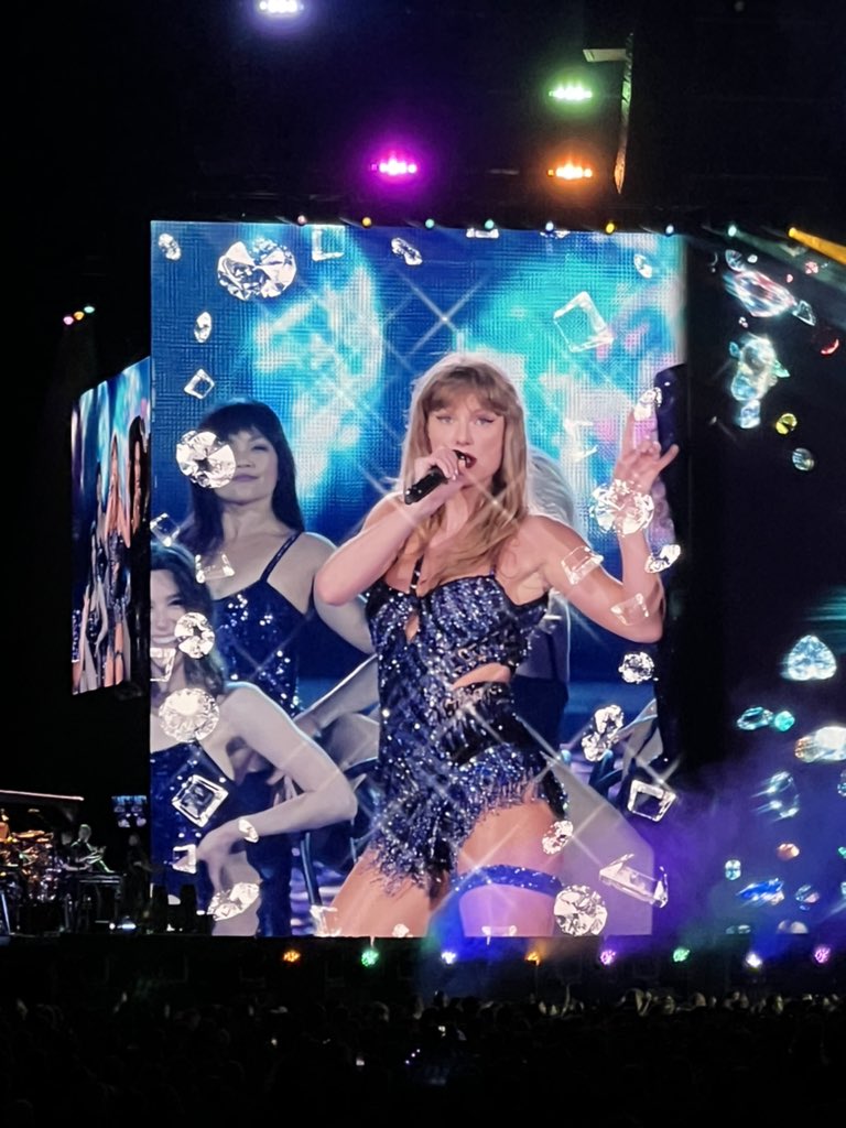 michellgh's tweet image. She can make the whole place ✨shimmer✨  #LondonTSTheErasTour #TSTheErasTour @taylornation13 @taylorswift13