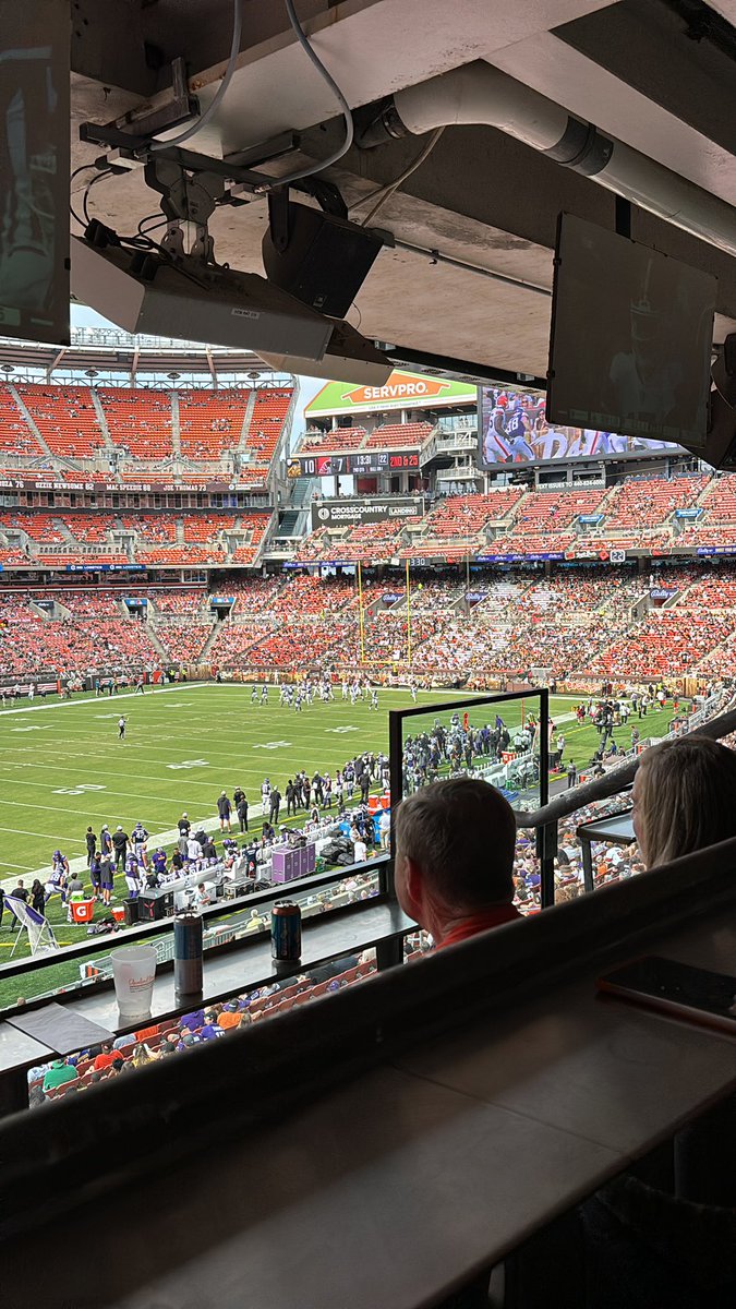 BPiar25's tweet photo. @KenCarman come on up to my suite for a beer https://t.co/8ReL70BfxK