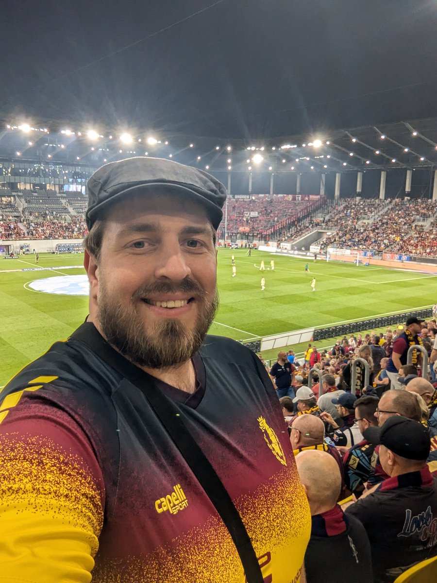 maxpio13's tweet photo. @Biwanlukasz Czy popieram taką "chorą" ambicję? Nie wiem, ale za to co robisz w klubie i jak się starasz warto wynagrodzić. Ja dołożyłem koszulkę meczową. I tak miałem kupić, ale jak Tobie zależy na rekordzie dnia meczowego to kupiona dzisiaj 🙂
P.S. kolejki w Fanshopie spore. https://t.co/wppuj5Idxr